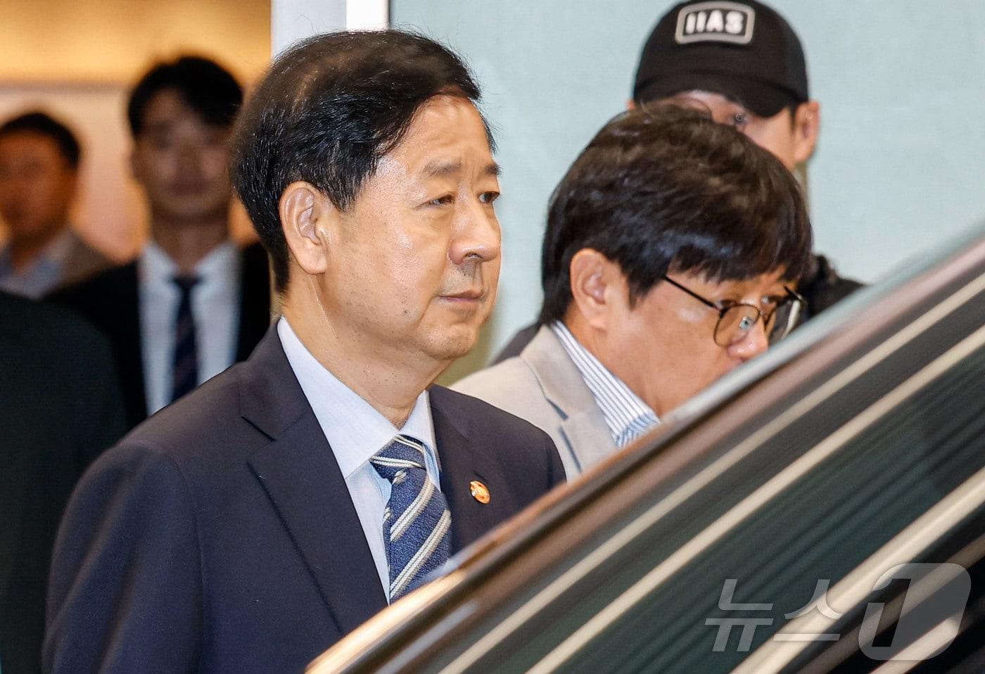 구윤철 경제부총리 겸 기획재정부 장관이 24일 오전 미국 재무장관, 무역대표부(USTR)와 예정한 통상협의가 취소돼 공항을 나서고 있다. (자료사진) /뉴스1 ⓒ News1 황기선 기자