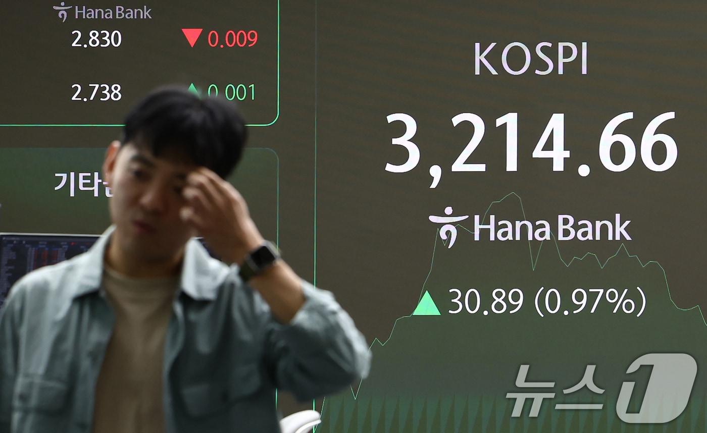 24일 오전 서울 하나은행 본점 딜링룸 전광판에 코스피가 3214.66을 가리키고 있다.  (자료사진) /뉴스1 ⓒ News1 김민지 기자