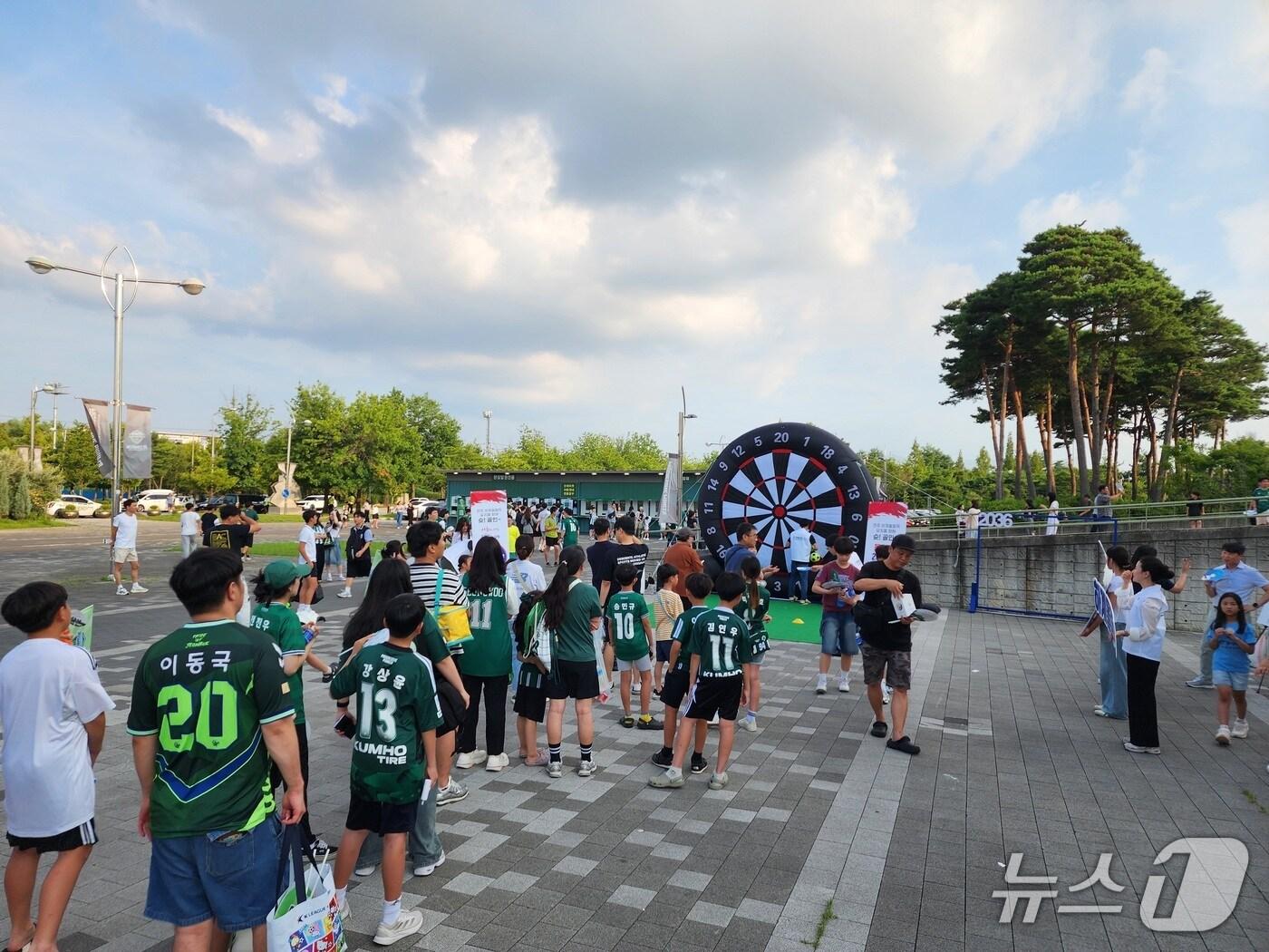 본문 이미지 - 지난 23일 전주월드컵경기장에서 진행된 ‘전주 하계올림픽 유치 기원 슛!-골인(Goal-in) 이벤트’에 전북도민들과 축구팬들이 대거 참여하고 있다.(전북도 제공. 재판매 및 DB금지)/뉴스1