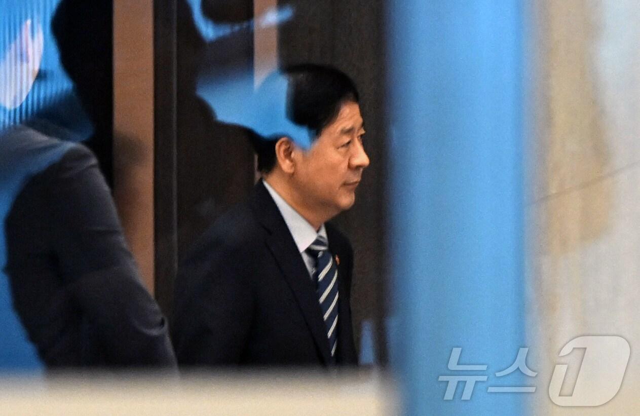 본문 이미지 - 지난 24일 '한미 2+2 통상협상'을 위해 미국으로 출국하려던 구윤철 부총리 겸 기재부 장관이 24일 인천국제공항 귀빈실에서 협상 연기 소식을 듣고 굳은 표정으로 나오고 있다. (공동취재) 2025.7.24/뉴스1 ⓒ News1 황기선 기자