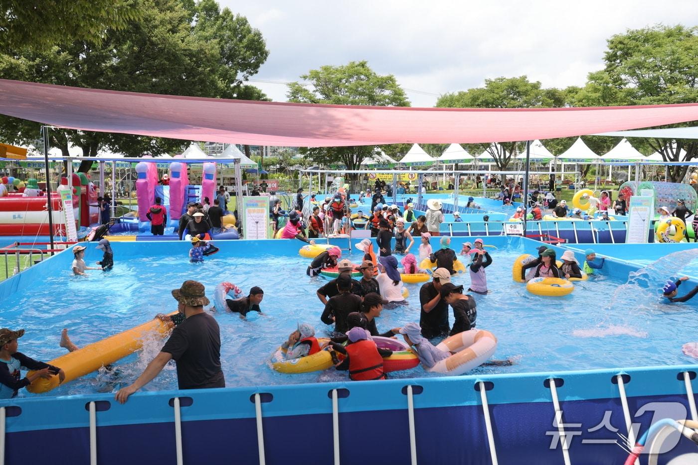 보은군이 운영하는 뱃들공원 물놀이장을 찾은 어린이들이 더위를 식히며 즐거운 시간을 보내고 있다. (보은군 제공, 재판매 및 DB금지) /뉴스1 