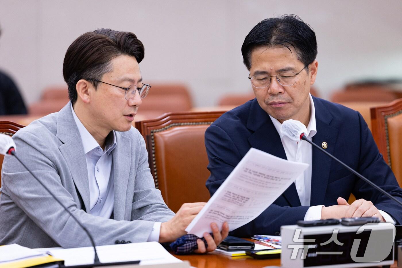 강형석 농림축산식품부 차관이 24일 서울 여의도 국회에서 열린 제427회 국회(임시회) 제4차 농림축산식품법안심사소위원회에 출석해 관계자와 대화하고 있다. 농림축산식품법안심사소위원회는 이날 윤석열 정부가 재의요구권(거부권)을 행사한 '농업 4법' 중 양곡관리법(양곡법), 농수산물 유통 및 가격안정에 관한 법률(농안법) 등을 심사한다. 2025.7.24/뉴스1 ⓒ News1 유승관 기자