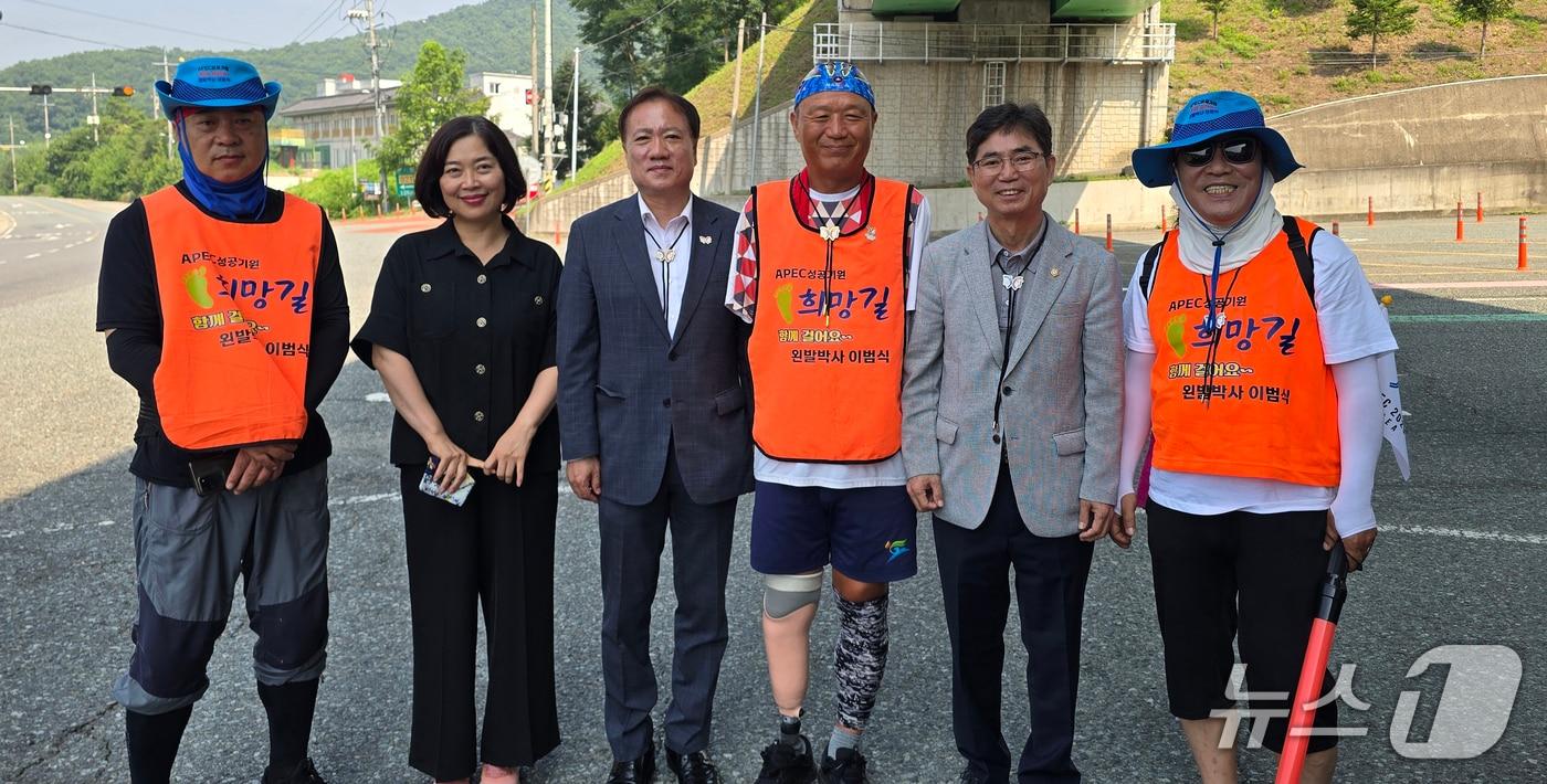 APEC 2025 정상회의' 성공 개최를 기원하며 국토 종주에 나선 이범식 '왼발 박사'가 24일 오전 회의 개최 도시인 경주시 사서면에 도착했다. (경주시 제공, 재판매  및 DB금지) 2025.7.24/뉴스1