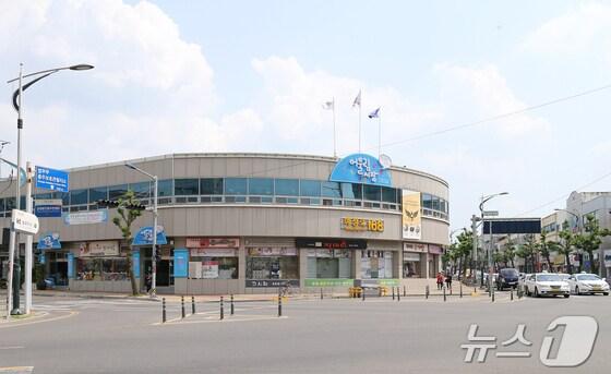 본문 이미지 -  철거 전 충주 중앙어울림시장(자료사진)/뉴스1