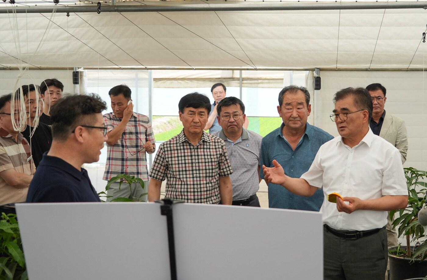  김기웅 서천군수(오른쪽)가 관내 열대작물 재배단지를 찾아 농장주로부터 애로사항을 듣고 있다.(서천군 제공. 재판매 및 DB금지)/뉴스1