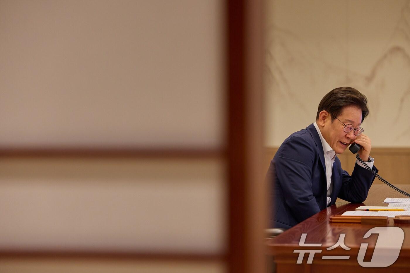 이재명 대통령이 지난 23일 서울 용산 대통령실 청사 집무실에서 카슴-조마르트 토카예프 카자흐스탄 대통령과 전화 통화하고 있다. (이재명 대통령 SNS. 재판매 및 DB 금지) 2025.7.24/뉴스1 ⓒ News1 허경 기자