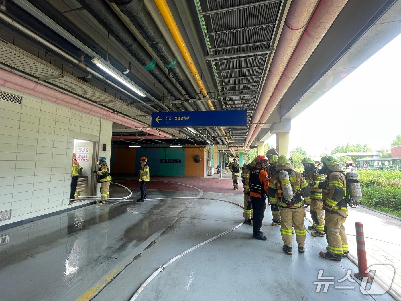 본문 이미지 - 24일 오전 9시 58분쯤 인천시 연수구 송도동 인천대학교 송도캠퍼스 필로티구조 주차장 고압가스저장소에서 질소가스가 누출됐다.(인천소방본부 제공. 재배포 및 DB금지)2025.7.24/뉴스1
