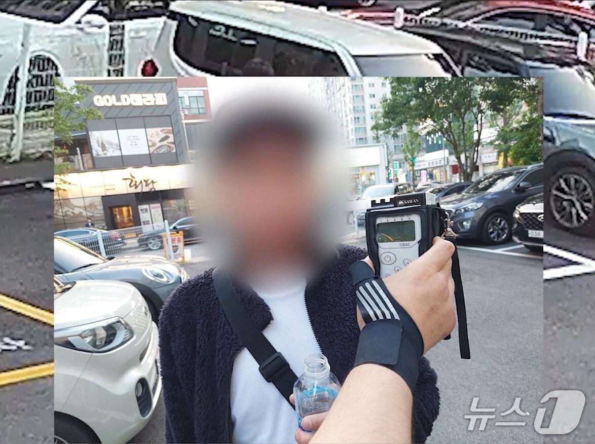 본문 이미지 - 지구대 주차 후 현장에서 음주운전 적발된 A씨 음주측정 모습. (대전경찰청 제공. 재판매 및 DB금지)2025.7.24/뉴스1