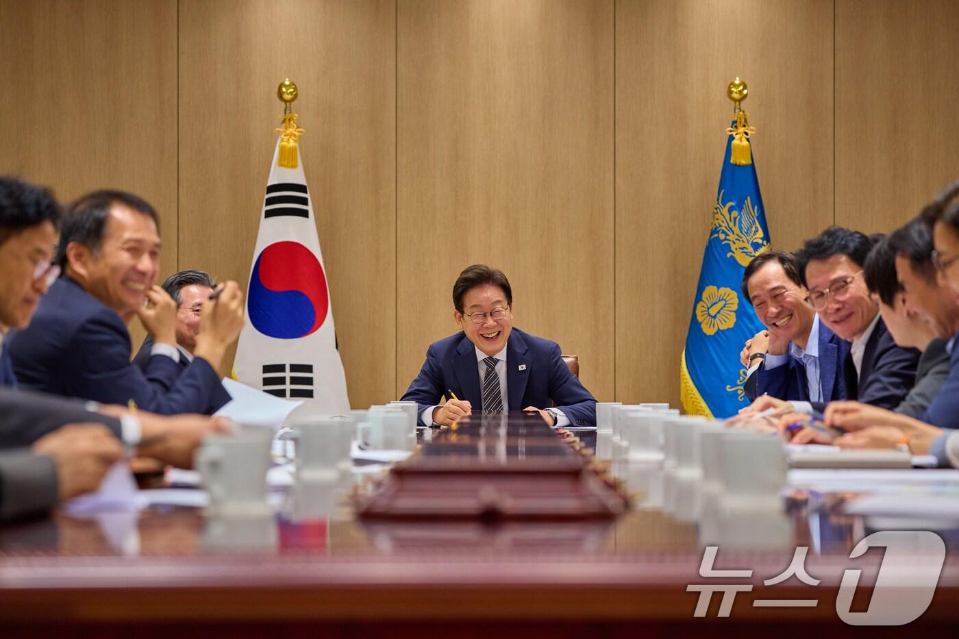 이재명 대통령이 지난 23일 서울 용산 대통령실 청사에서 참모진과 티타임을 갖고 있다. &#40;이재명 대통령 SNS. 재판매 및 DB 금지&#41; 2025.7.24/뉴스1 ⓒ News1 허경 기자