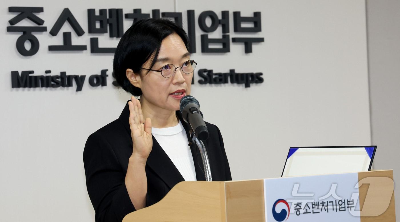 한성숙 중소벤처기업부 장관이 24일 오전  정부세종청사 중소벤처기업부에서 열린 취임식에서 취임 선서를 하고 있다. 2025.7.24/뉴스1 ⓒ News1 김기남 기자