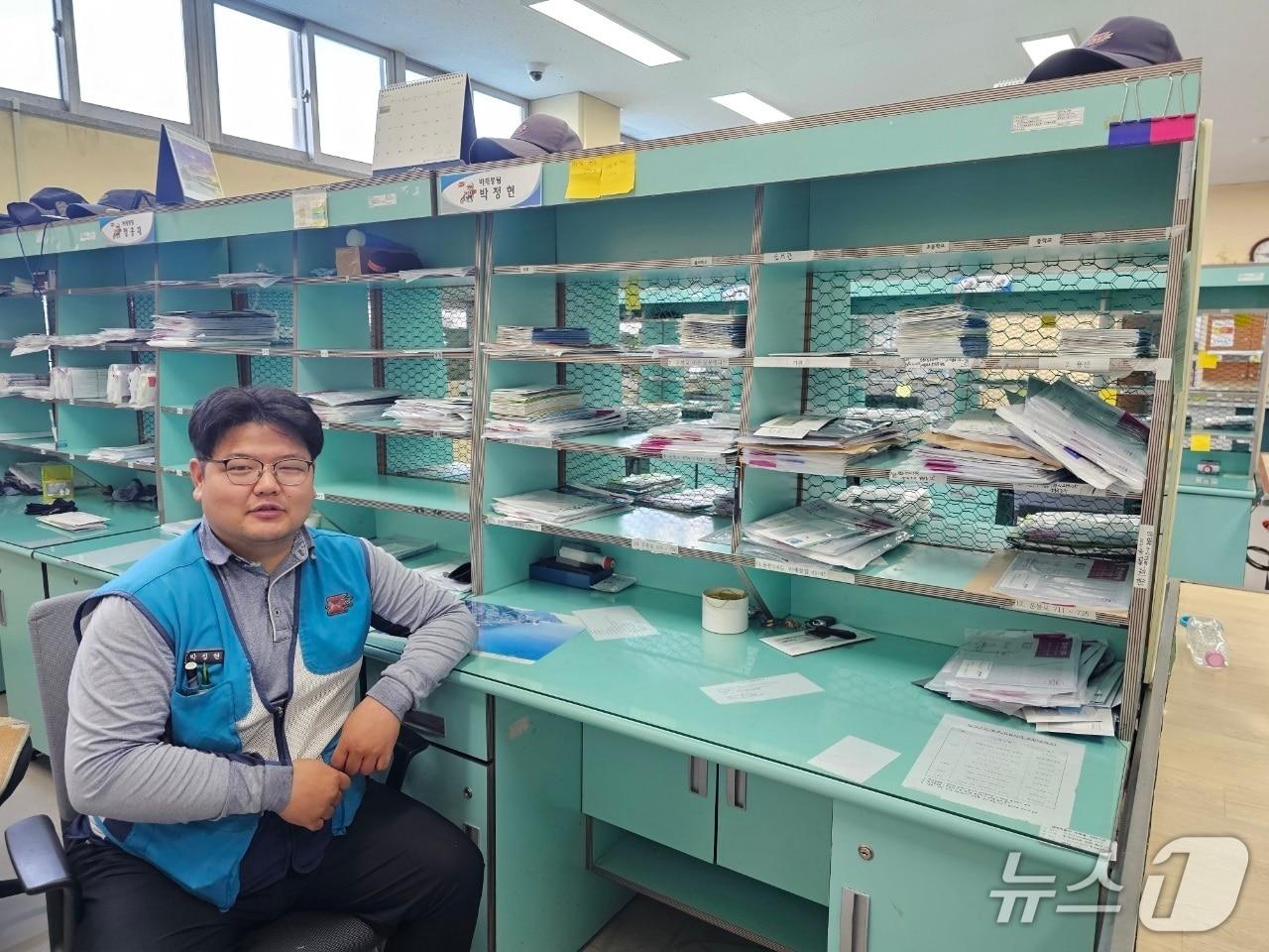 본문 이미지 - 적극적인 주민 살핌으로 위기 상황에 처한 70대 어르신을 구해낸  전북 남원 운봉우체국 소속 집배원 박정현  씨.(남원시 제공. 재판매 및 DB금지)/뉴스1