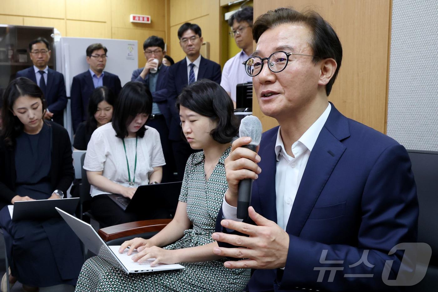 전재수 해양수산부 장관이 24일 오전 세종시 정부세종청사에서 열린 취임식을 마친 뒤 기자실을 방문하여 출입기자단과 간담회를 하고 있다. 2025.7.24/뉴스1 ⓒ News1 김기남 기자