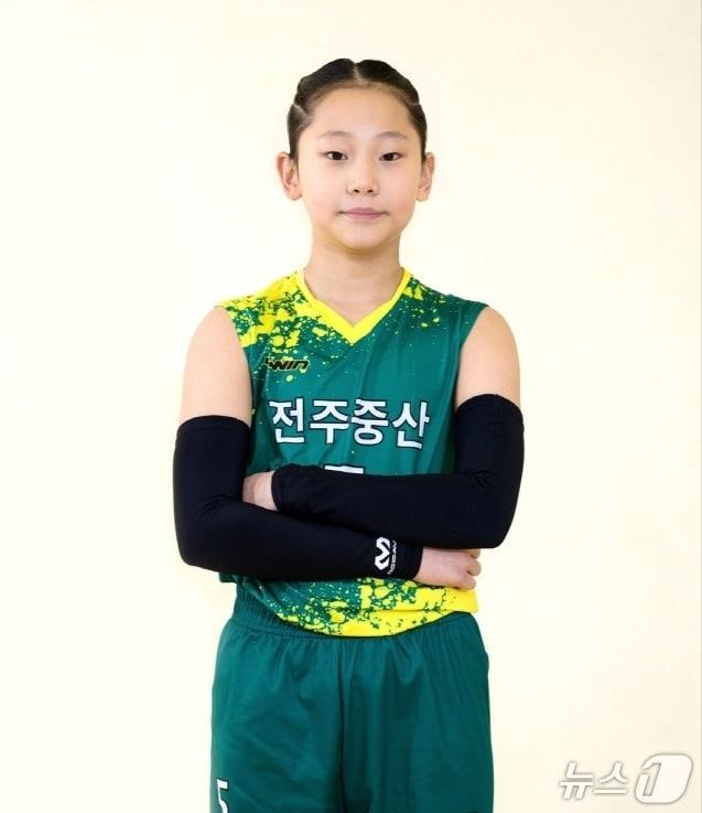 본문 이미지 - 최근 12세 이하(U-12) 한국 유소년 배구 국가대표로 선정된 전주 중산초 김효담 선수.(전북체육회 제공)/뉴스1
