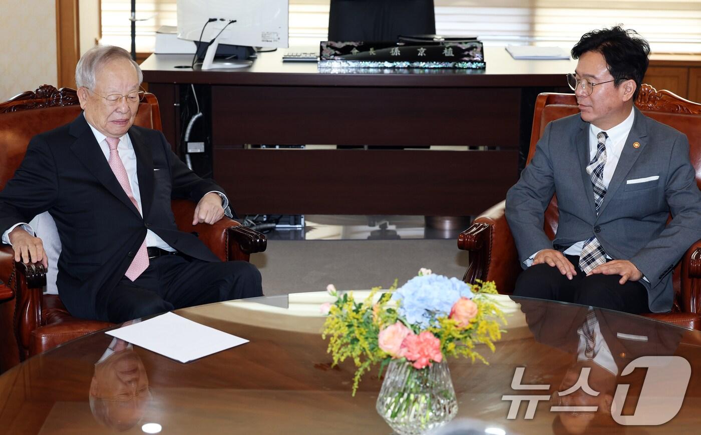 김영훈 고용노동부 장관이 24일 서울 마포구 한국경영자총협회를 방문해 손경식 경총 회장과 대화를 나누고 있다. 민주노총 위원장 출신의 김 장관은 이날 취임 후 첫 대외 일정을 중기중앙회, 경총, 대한상의 등 경영계 단체들과의 연쇄 간담회로 시작했다. 2025.7.24/뉴스1 ⓒ News1 오대일 기자