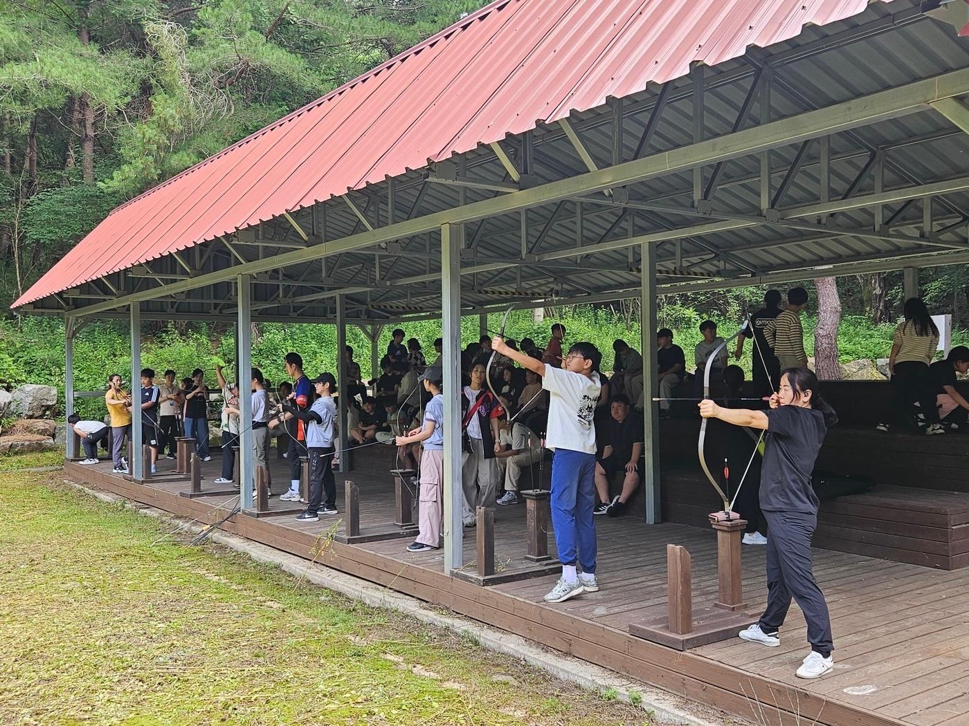 본문 이미지 - 통일부와 국민체육진흥공단이 지난 21일부터 2박 3일 간 국립평창청소년수련원에서 탈북청소년이 참여하는 &#39;레저스포츠 현장 체험 프로그램&#39;을 진행했다고 24일 밝혔다. &#40;통일부 제공&#41;