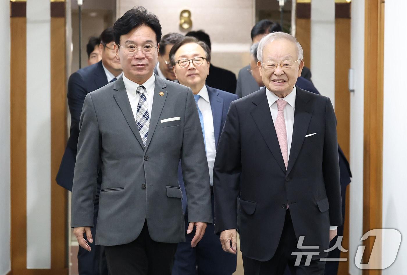 김영훈 고용노동부 장관이 24일 서울 마포구 한국경영자총협회를 방문해 손경식 경총 회장과 나란히 이동하고 있다  2025.7.24/뉴스1 ⓒ News1 오대일 기자