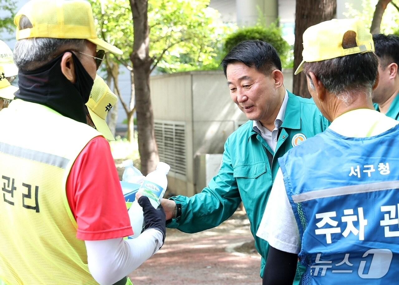 본문 이미지 - 서철모 대전 서구청장이 현장 근무자를 격려하고 있다.(대전 서구 제공. 재판매 및 DB금지)/뉴스1