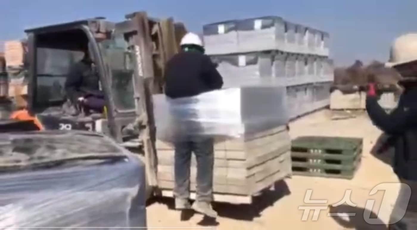 전남 나주시의 한 벽돌공장에서 외국인 노동자를 인권유린한 장면이 담긴 영상의 한 부분&#40;전남이주노동자인권네트워크 제공. 재판매 및 DB 금지&#41; 
