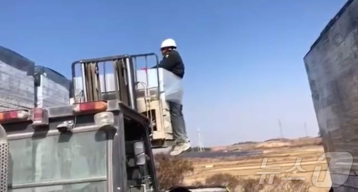 전남 나주시의 한 벽돌공장에서 외국인 노동자의 인권을 유린하는 모습. &#40;전남이주노동자인권네트워크 제공. 재판매 및 DB 금지&#41; /뉴스1