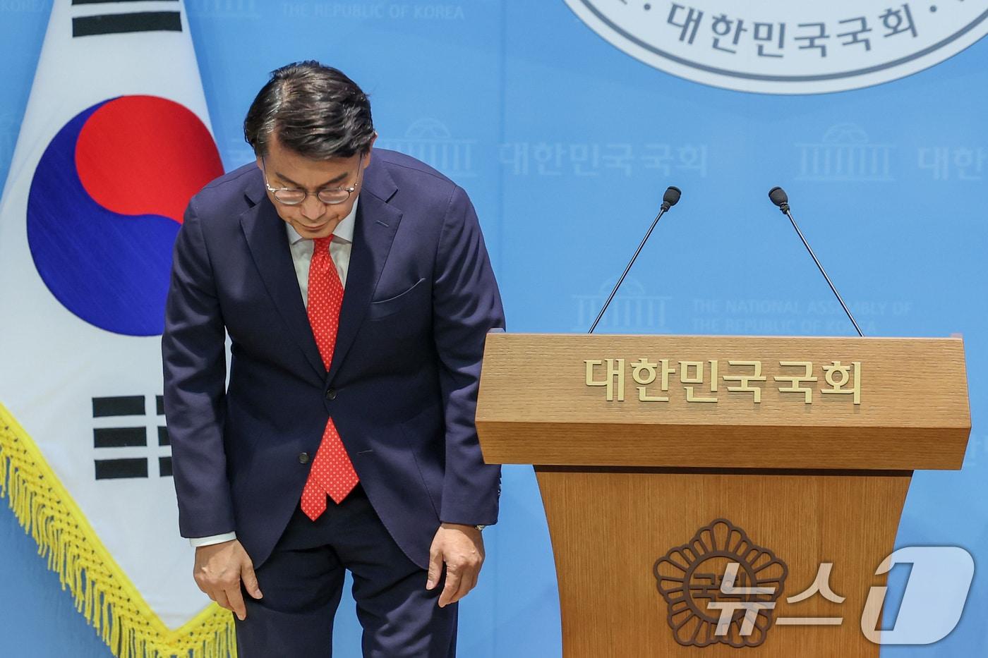 본문 이미지 - 윤상현 국민의힘 의원이 24일 서울 여의도 국회 소통관에서 리셋코리아 국민운동본부 발대식 및 토론회 주최 논란 등 관련 사과하고 있다. 2025.7.24 ⓒ 뉴스1 안은나 기자