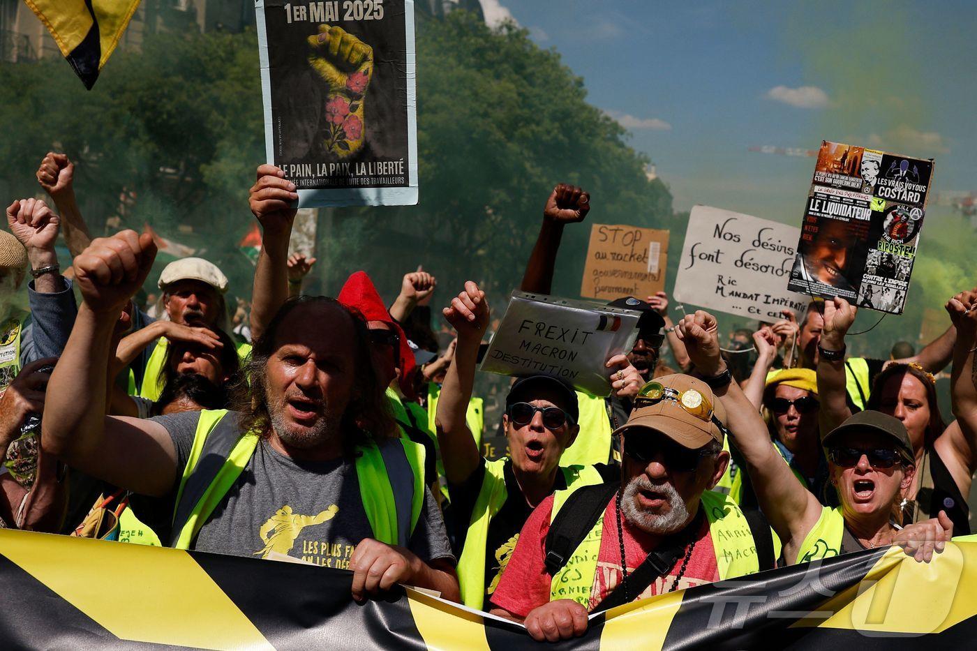 5월 1일 노동절을 맞이해 노란조끼를 입은 노동자들이 프랑스 파리에서 시위를 벌이고 있다. 2025.5.1 ⓒ AFP=뉴스1 ⓒ News1 강민경 기자