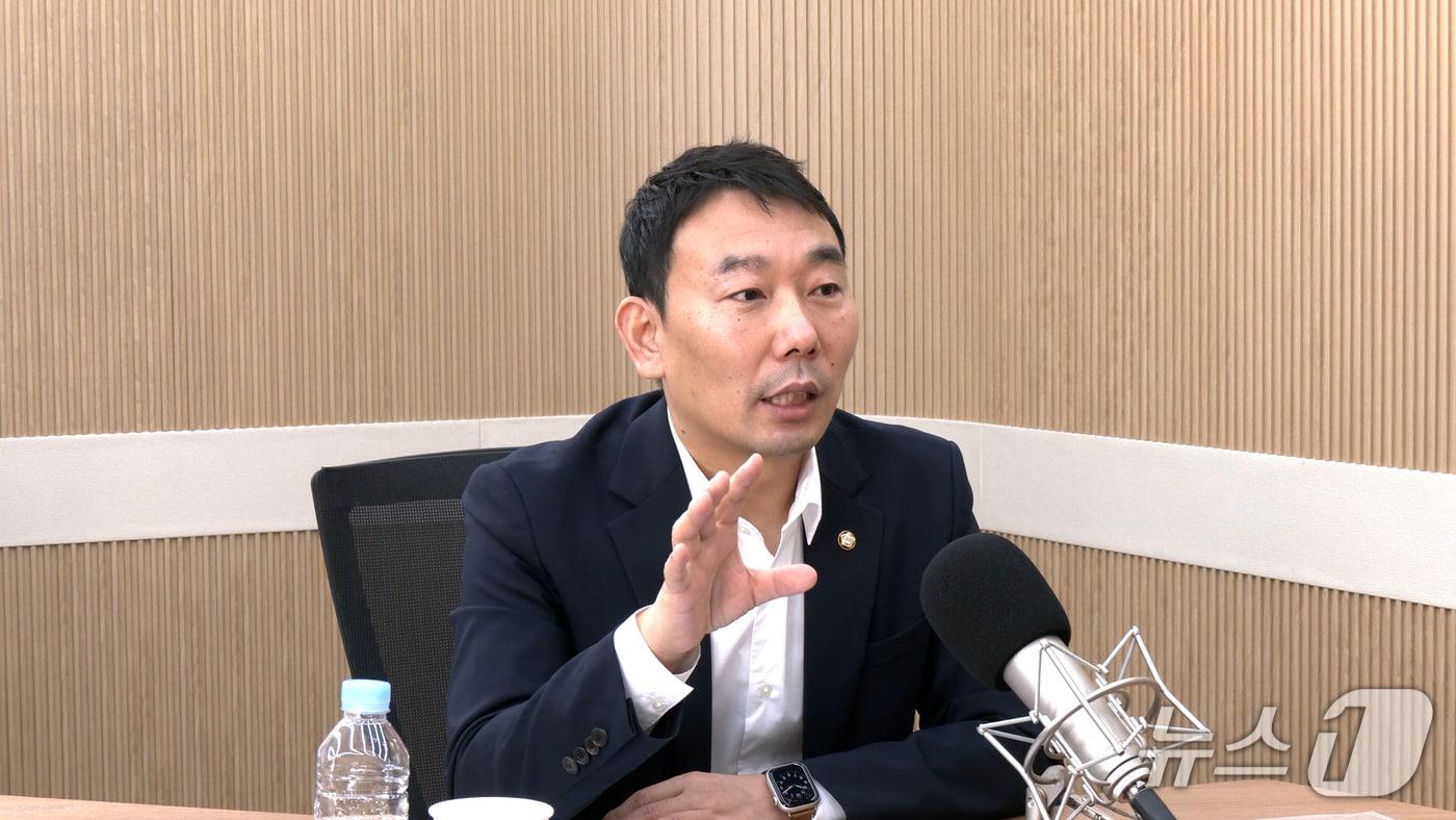 김용민 더불어민주당 의원이 24일 뉴스1TV '팩트앤뷰'에 출연해 질문에 답하고 있다.
