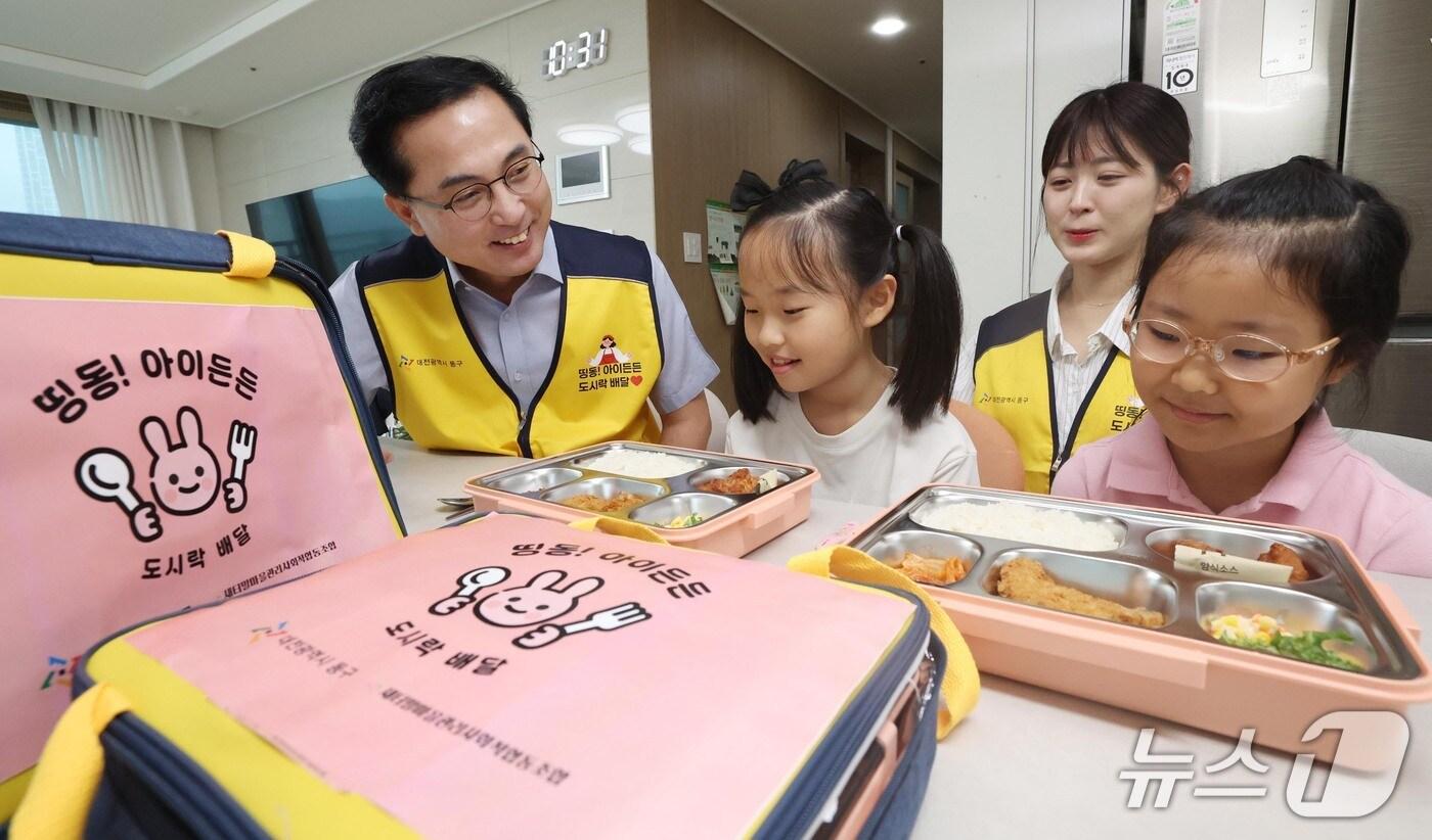 박희조 동구청장이 도시락 배달 후 아이들을 살펴보고 있다. (대전동구 제공. 재판매 및 DB금지)2025.7.24/뉴스1