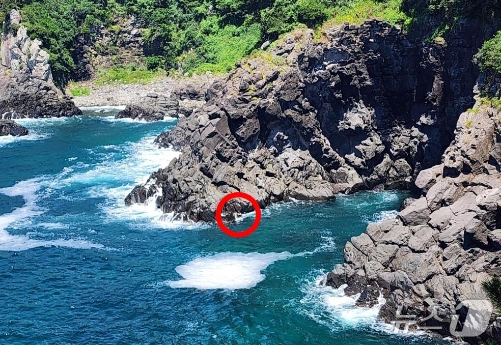 본문 이미지 - 24일 오전 제주 서귀포시 황우지 해안 앞바다에 70대가 빠졌다가 구조됐다.(제주도소방안전본부 제공. 재판매 및 DB 금지)