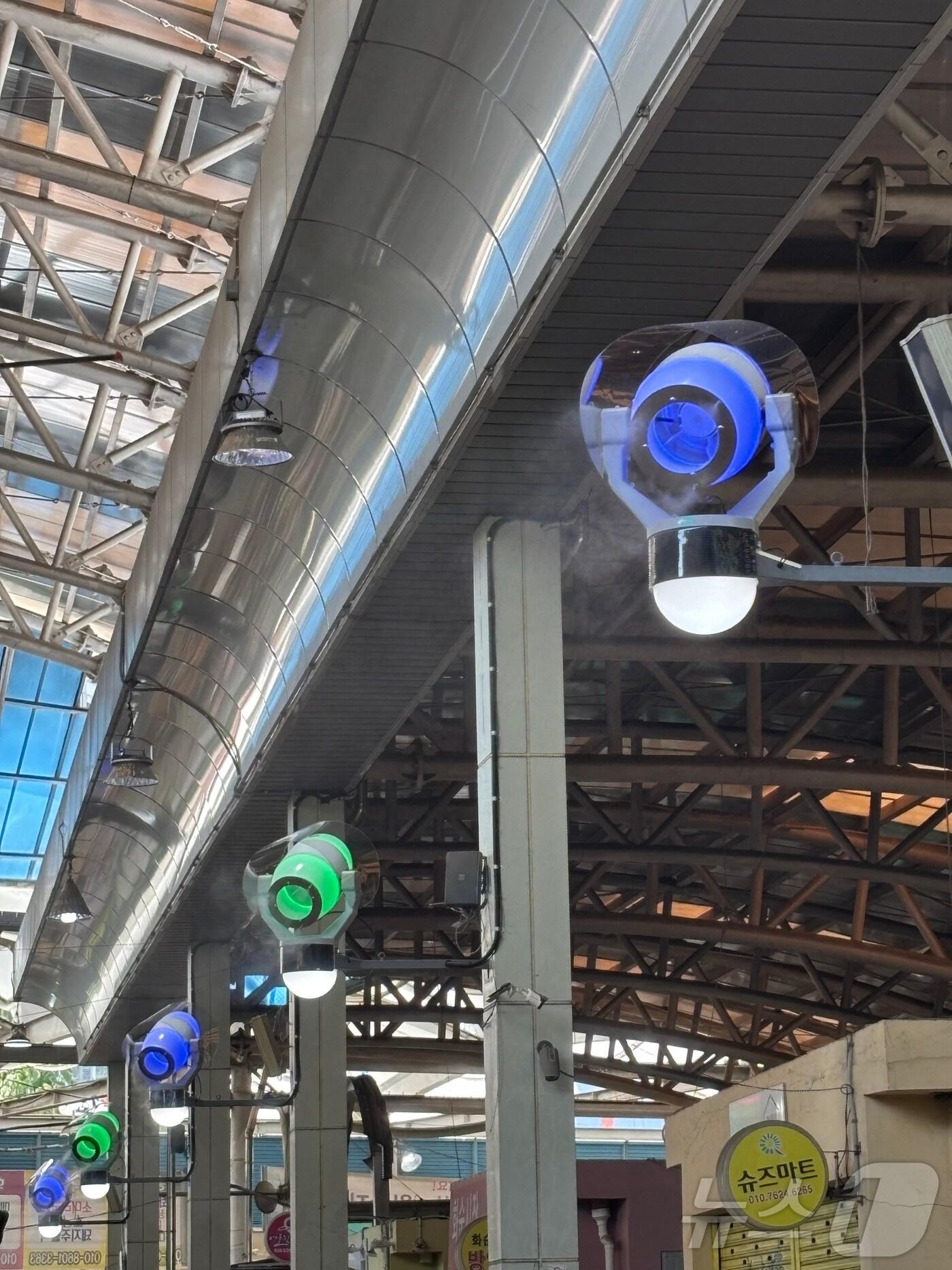 본문 이미지 - 화순 고인돌전통시장에 설치한 쿨링포그(증발냉방장치) 시스템.(화순군 제공, 재배포 및 DB 금지)/뉴스1