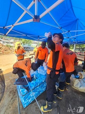 본문 이미지 - 산청 산사태 실종자 수색 본부에서 24일 수색 작업을 마치고 돌아온 소방 대원이 얼음 물을 마시고 있다. 2025.7.24/뉴스1 한송학기자