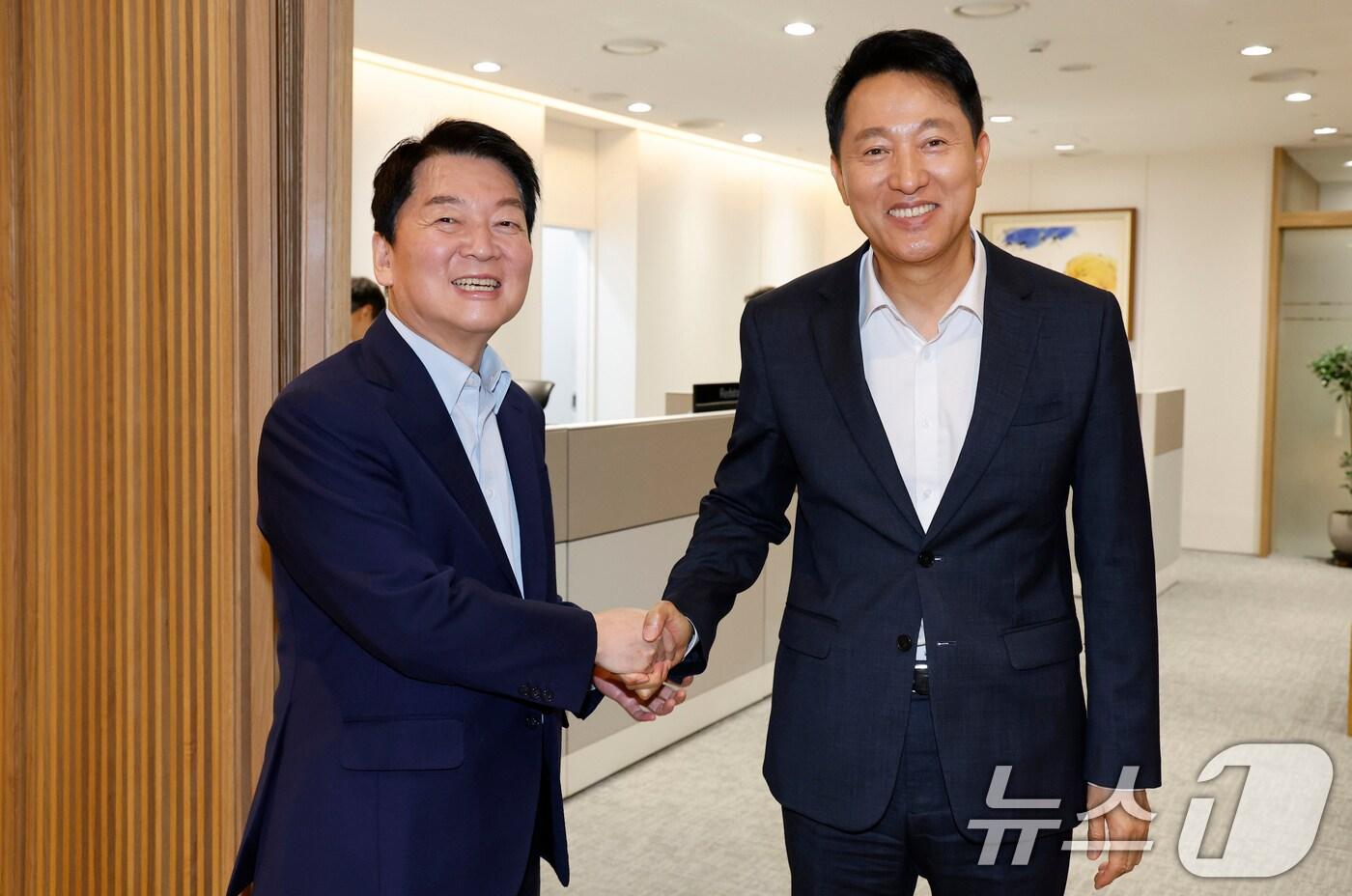 오세훈 서울시장과 안철수 국민의힘 의원이 24일 서울 중구 서울시청에서 오찬 회동을 갖기 위해 만나 인사하고 있다. (공동취재) 2025.7.24/뉴스1 ⓒ News1 장수영 기자