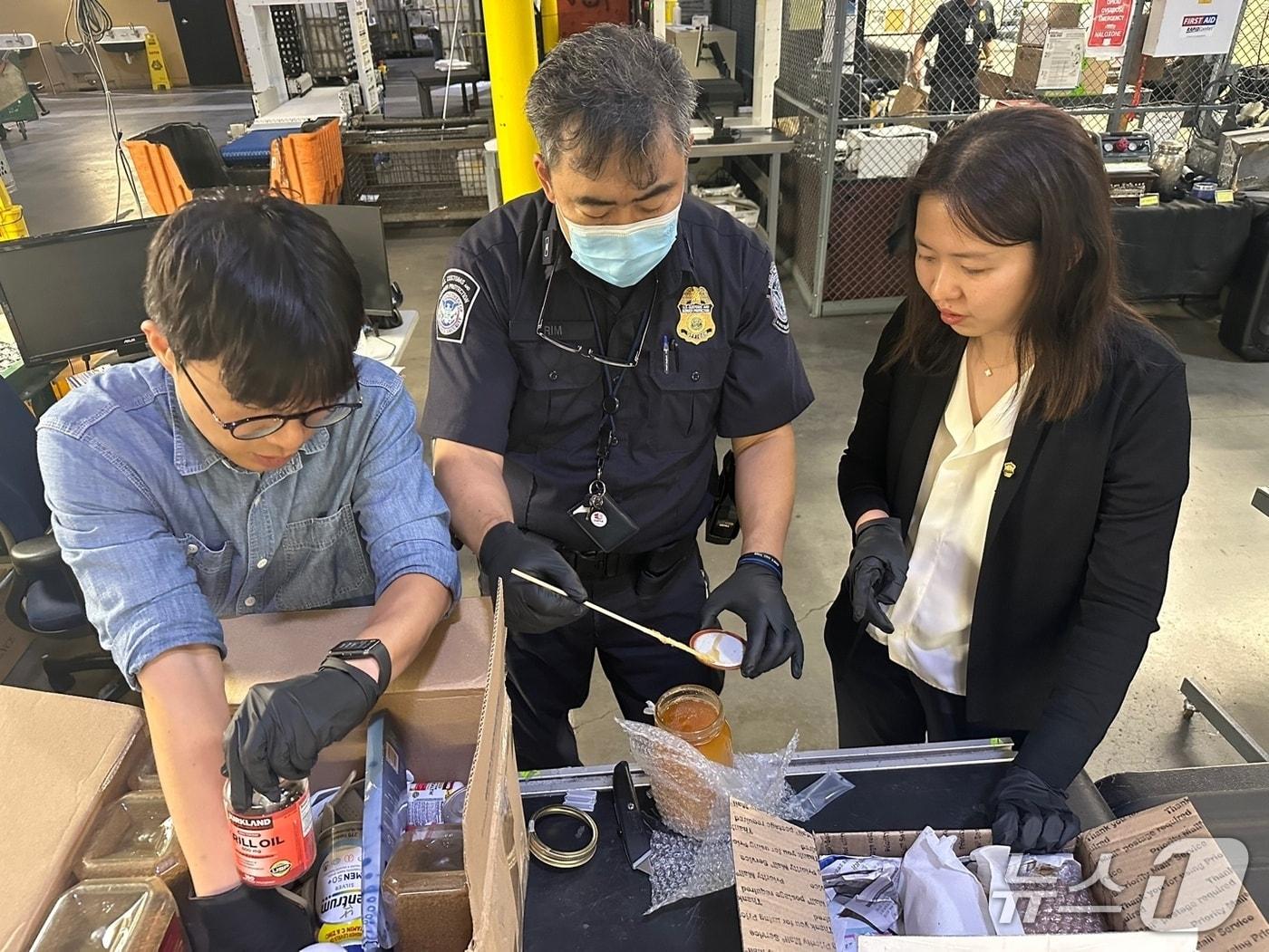 본문 이미지 - 한-미 합동 검사 장면 (관세청 제공.재판매 및 DB금지)/뉴스1