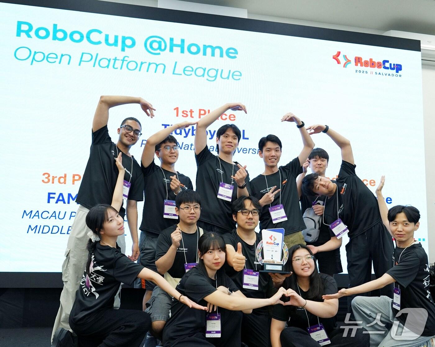 본문 이미지 - '로보컵 2025' 홈서비스 부문에서 우승을 차지한 부산대 타이디보이 팀. (부산대 제공. 재판매 및 DB 금지)