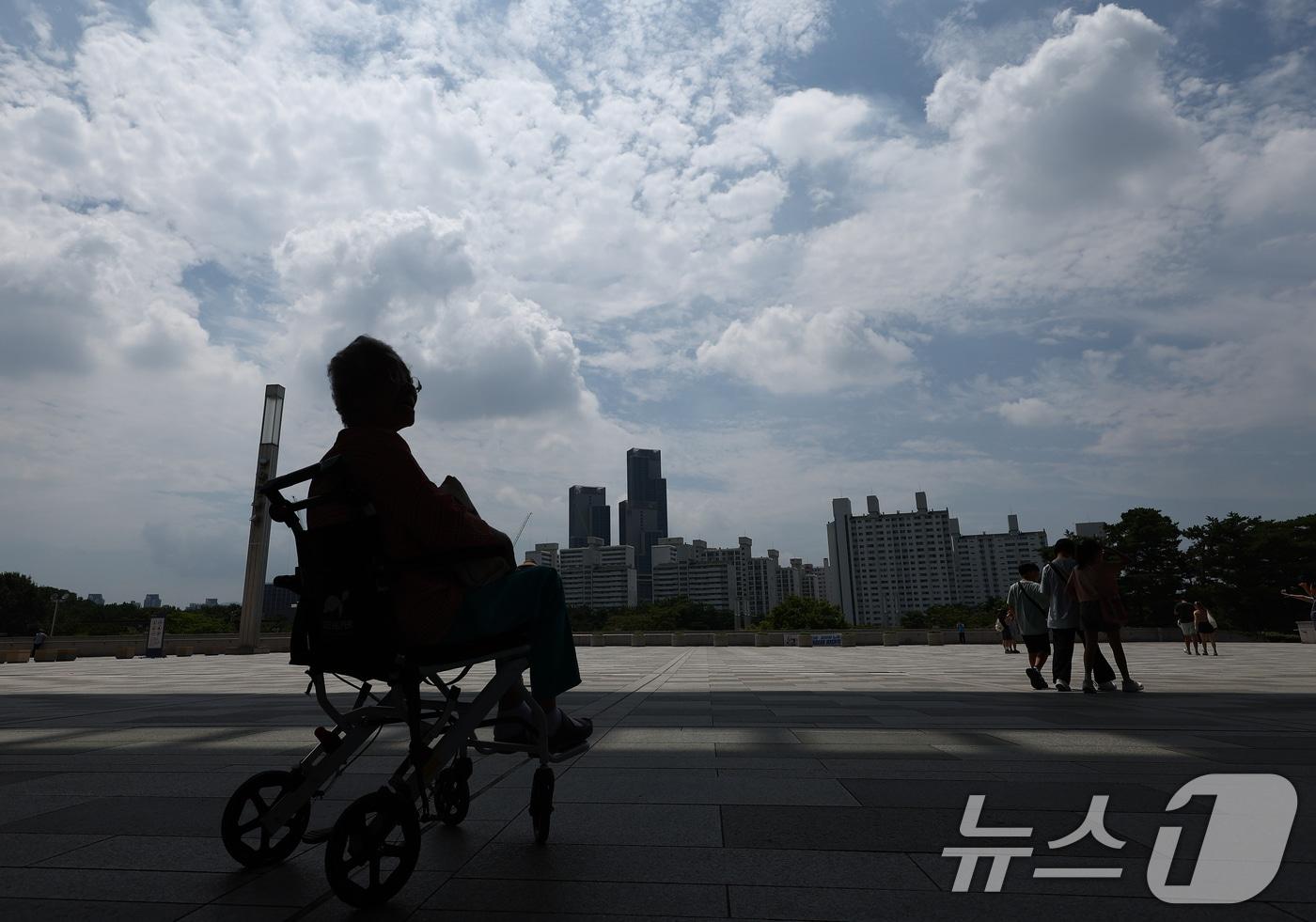 24일 서울 용산구 국립중앙박물관에서 휠체어를 탄 시민이 파란 하늘을 보고 있다.&#40;사진은 기사 내용과 무관함&#41; 2025.7.24/뉴스1 ⓒ News1 김민지 기자