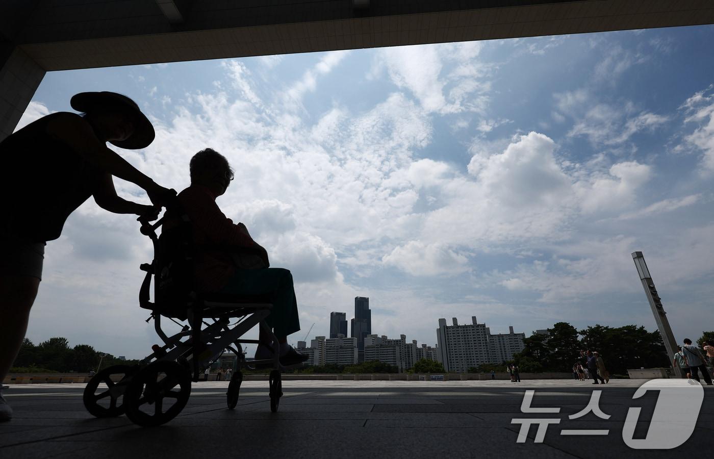 서울 전역에 폭염경보가 내려진 24일 서울 용산구 국립중앙박물관에서 휠체어를 탄 시민이 파란 하늘을 보고 있다. &#40;기사내용은 사진과 무관함&#41;2025.7.24/뉴스1 ⓒ News1 김민지 기자