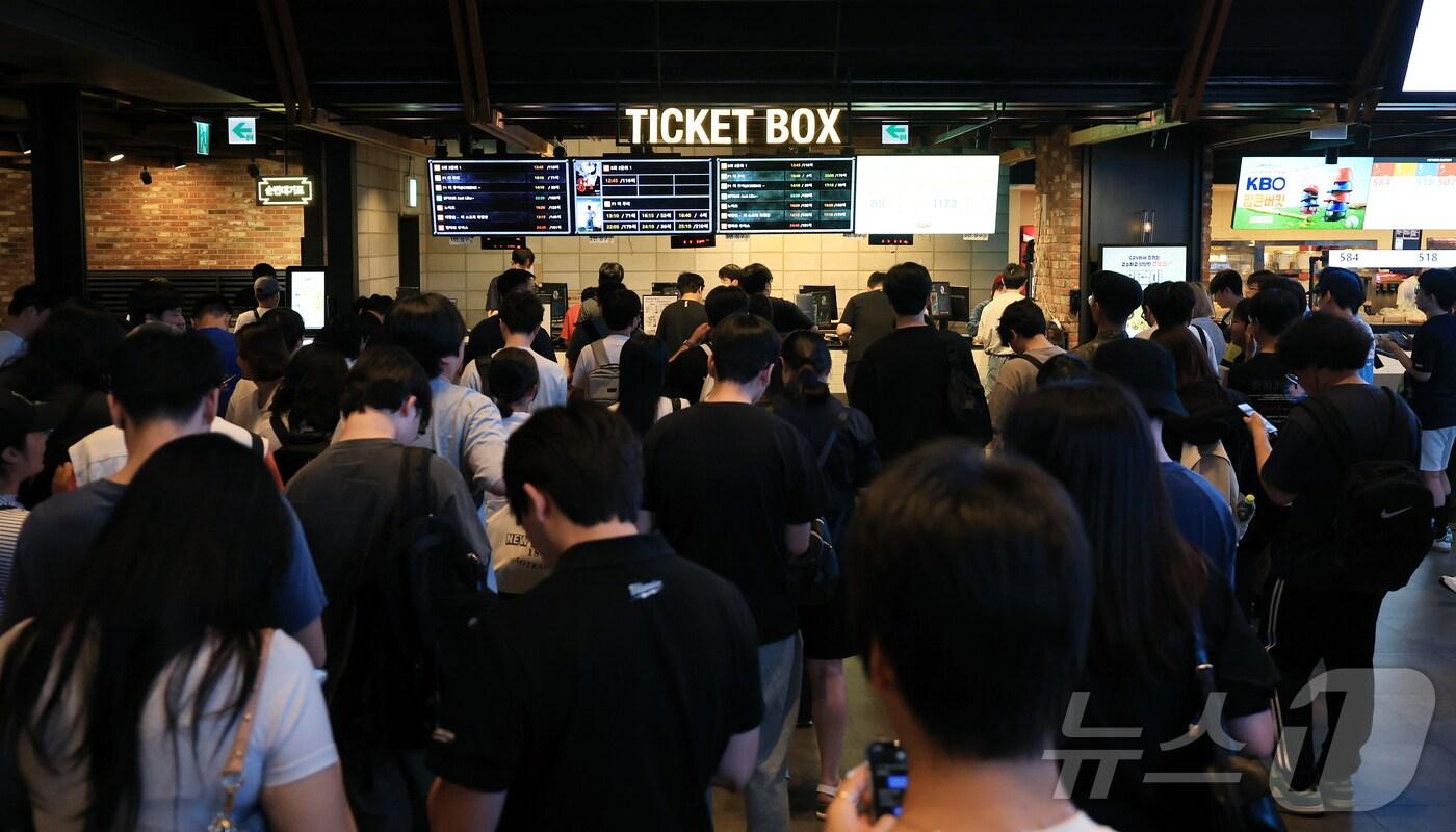 서울 시내 한 영화관을 찾은 시민들이 매표소에서 줄 서서 기다리고 있다.  ⓒ News1 김진환 기자