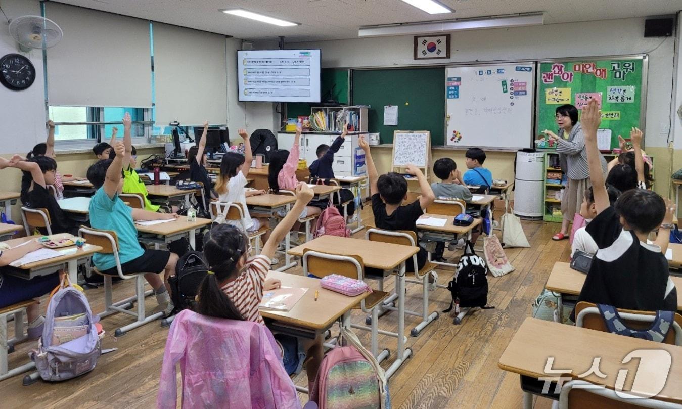 본문 이미지 - 하안북초교에서 '초등학생 치매파트너' 양성교육이 진행 중이다.(광명시 제공)