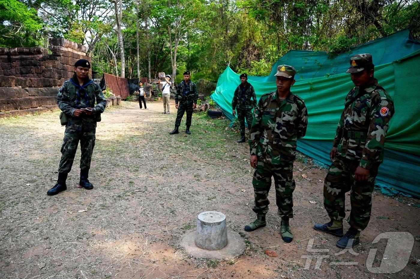 캄보디아 군인&#40;우측&#41;과 태국 군인이 2025년 3월 26일 국경 분쟁지역인 프라삿 타 무엔 톰&#40;프라삿 탄 무엔 톰&#41;에서 경계 근무를 서고 있다. ⓒ AFP=뉴스1 ⓒ News1 최종일 선임기자
