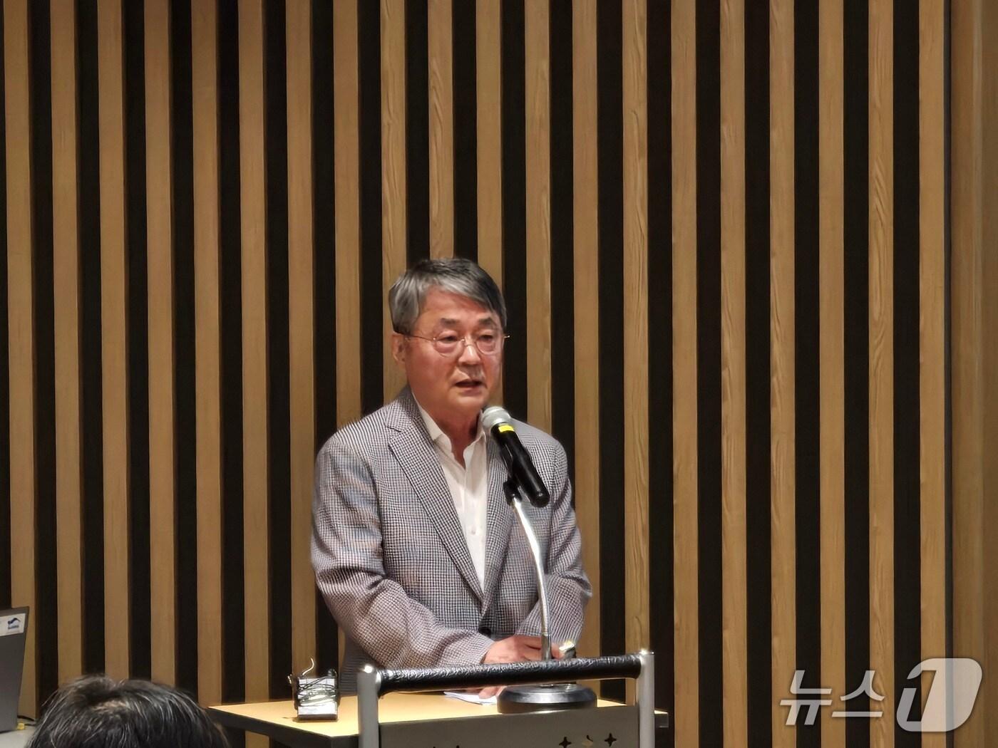 본문 이미지 - 이항구 한국자동차연구원 연구위원이 24일 서울 서초구 자동차회관에서 열린 제43회 자동차모빌리티산업 발전 포럼에서 &#39;자동차 산업 대내외 환경 변화&#39;를 주제로 발표하고 있다. 2025.07.24/뉴스1 김성식 기자