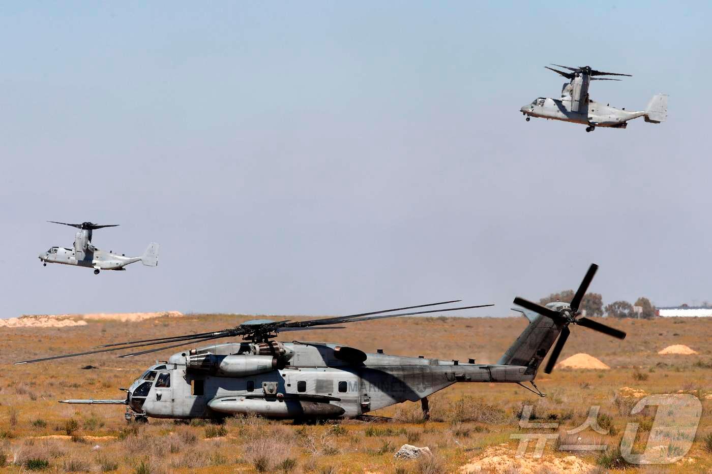미군 수송기들. 위의 날아가는 두 대가 오스프리다.<자료 사진> 2018.03.12. ⓒ AFP=뉴스1