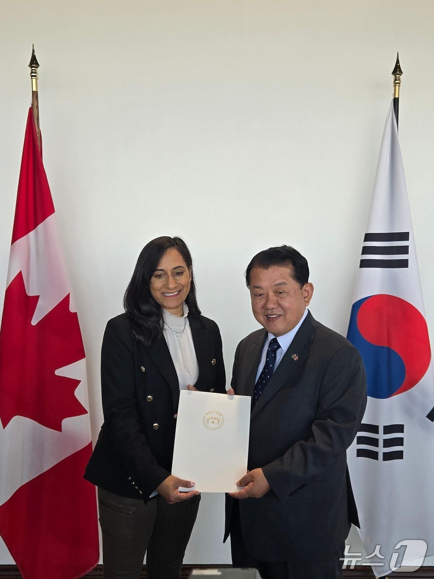 본문 이미지 - 캐나다 특사단장인 김병주 더불어민주당 의원이  오타와에서 아니타 아난드 외교장관과 면담을 가졌다. 2025.07.24. (외교부 제공)