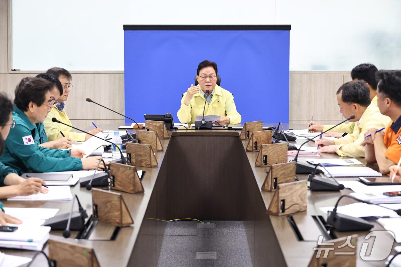 박완수 경남지사(가운데)가 24일 도청 재난안전대책본부에서 열린 ‘호우피해 재난복구 3차 대책회의’를 주재하고 있다.(경남도 제공. 재판매 및 DB금지)