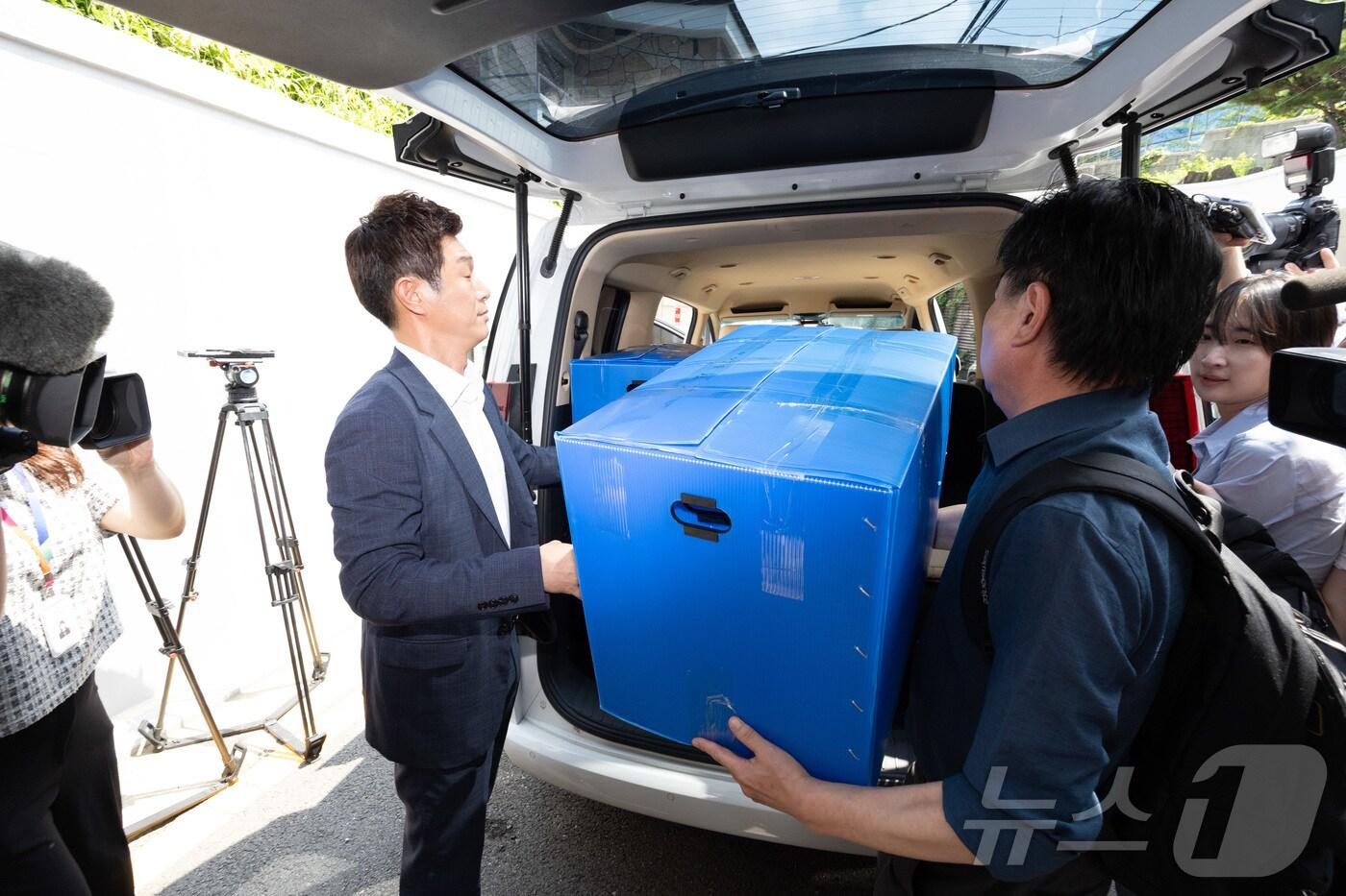 12·3 비상계엄 관련 내란·외환 혐의를 수사하는 내란 특검 관계자들이 24일 오후 서울 종로구 한덕수 전 국무총리 자택에서 압수수색을 마친 뒤 압수품을 차량에 싣고 있다. &#40;공동취재&#41; 2025.7.24/뉴스1 ⓒ News1 장수영 기자