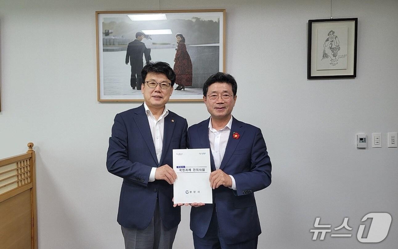 본문 이미지 - 정인화 광양시장이  국정기획위원회를 방문해 진성준 부위원장에게 17개 핵심현안사업의 국정과제 반영을 건의하고 있다&#40;광양시 제공&#41;