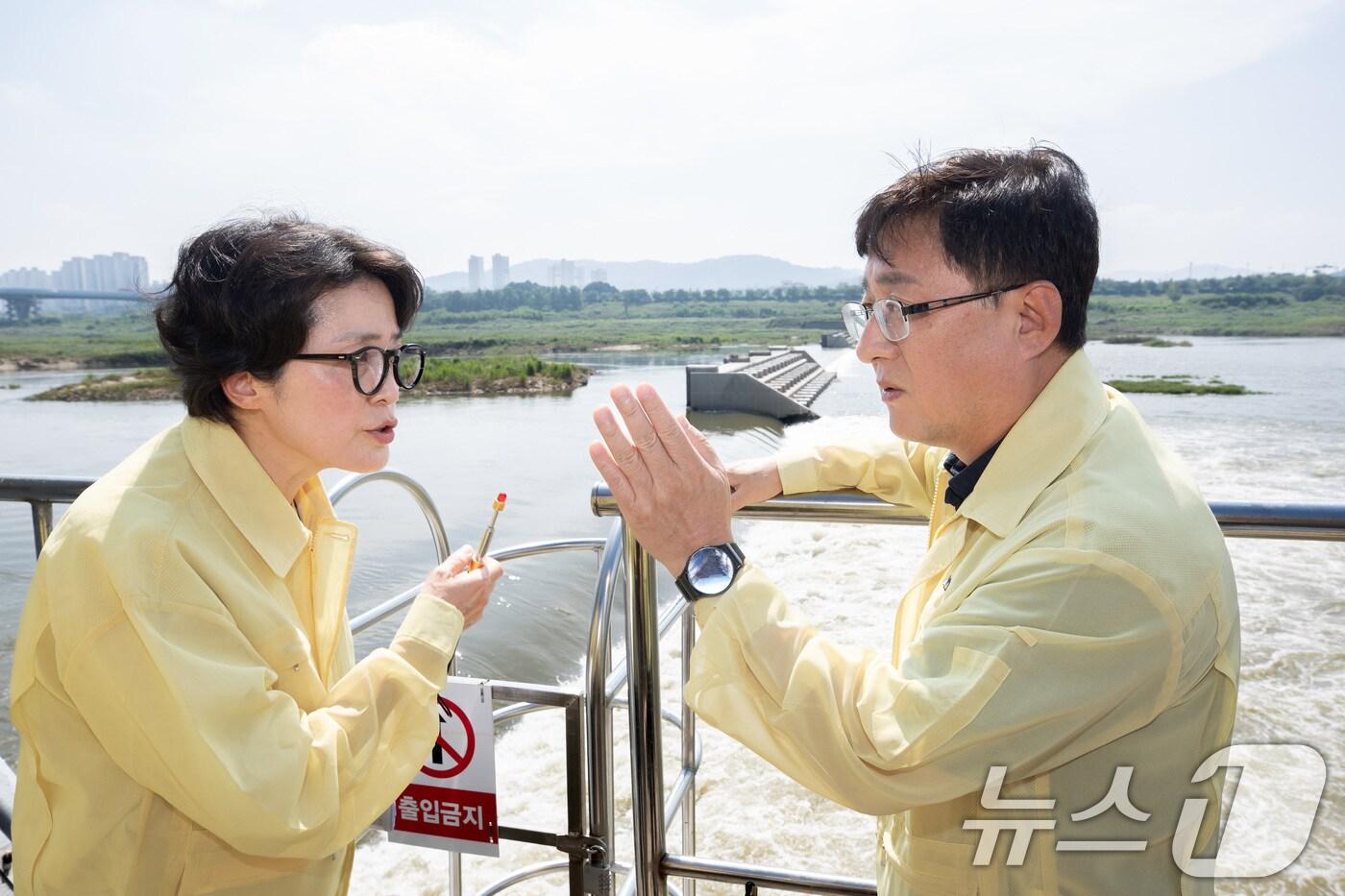 김성환 환경부 장관이 24일 4대강 재자연화 검토를 위해 세종시 세종보 현장을 살펴보고 있다. &#40;환경부 제공. 재판매 및 DB 금지&#41; 2025.7.24/뉴스1