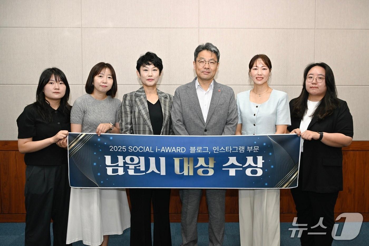 전북 남원시가 ‘소셜아이어워드 2025’에서 기초자치단체 분야 블로그와 인스타그램 부문 대상을 수상했다. 이성호 부시장과 홍보전산과 직원들이 기념 촬영읋 하고 있다.(남원시 제공. 재판매 및 DB금지)/뉴스1