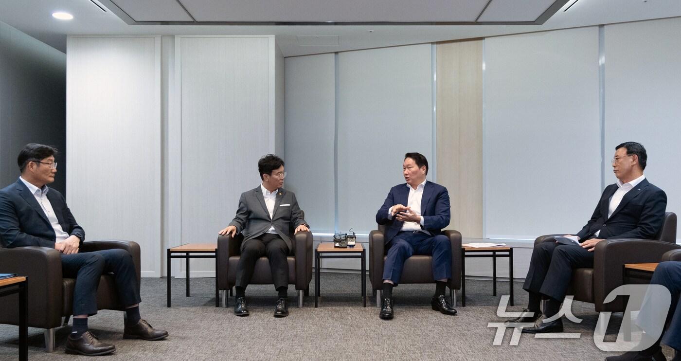 김영훈 고용노동부 장관이 24일 오후 서울 중구 대한상공회의소에서 최태원 대한상공회의소 회장과 대화하고 있다. 2025.7.24/뉴스1 ⓒ News1 이승배 기자