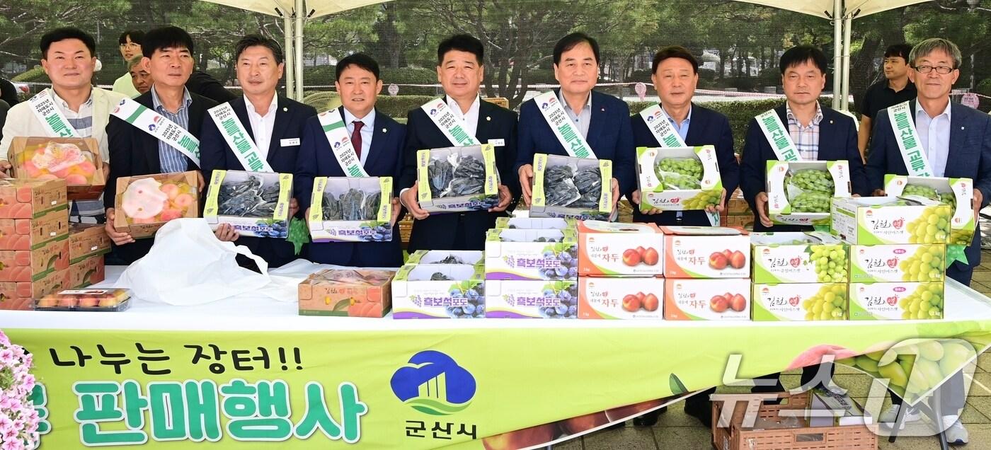 농산물 판촉을 위해 24일 자매도시인 전북 군산시를 찾은 배낙호 김천시장&#40;왼쪽&#41;과 나영민 김천시의장 등이 군산시청에서 판촉활동을 하고 있다. &#40;김천시 제공. 재판매 및 DB금지&#41; 2025.7.24/뉴스1 