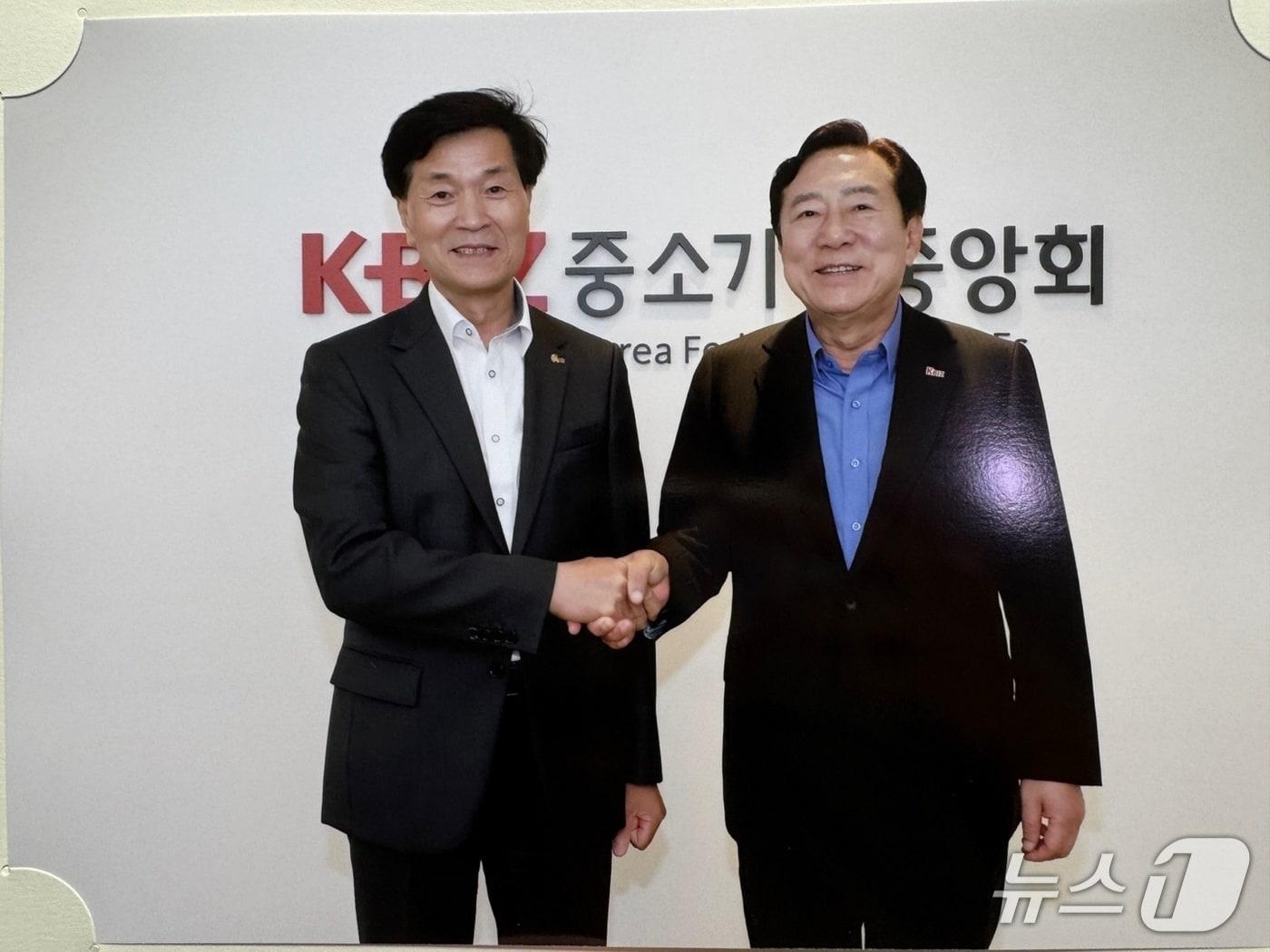 본문 이미지 - 안병구 밀양시장&#40;왼쪽&#41;이 24일 서울 영등포구 중소기업 중앙회를 방문했다.&#40;밀양시 제공. 재판매 및 DB금지&#41;