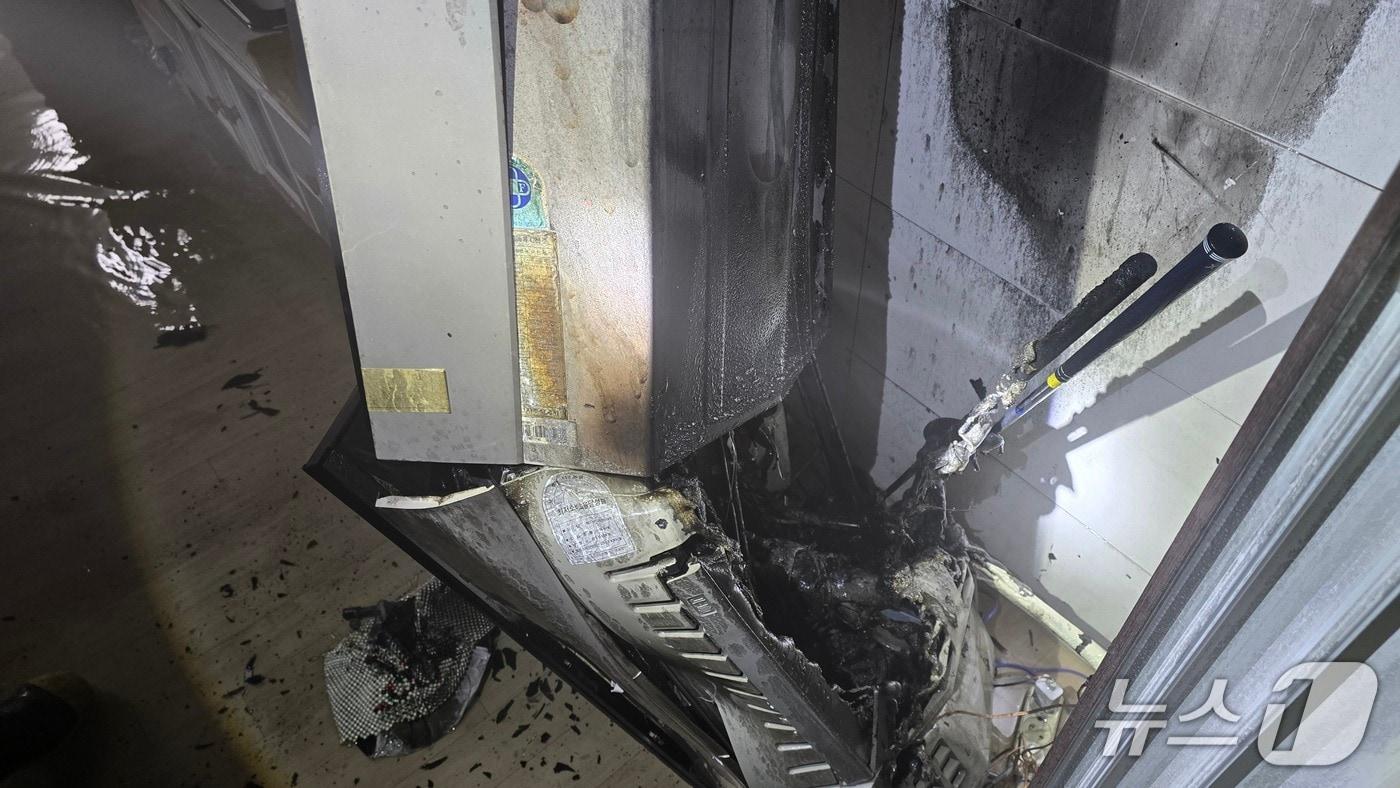 24일 0시 8분께 울산 북구 송정동의 한 아파트 8층에서 불이 났다.&#40;울산소방본부 제공. 재판매 및 DB금지&#41;/뉴스1